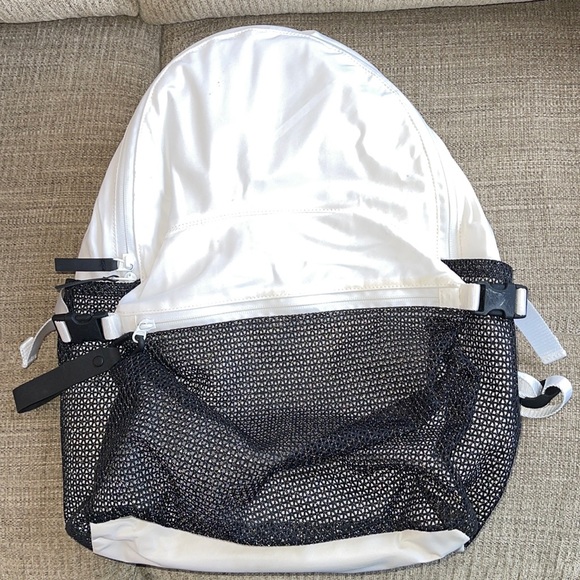 Lululemon All Hours Backpack - Picture 4 of 15